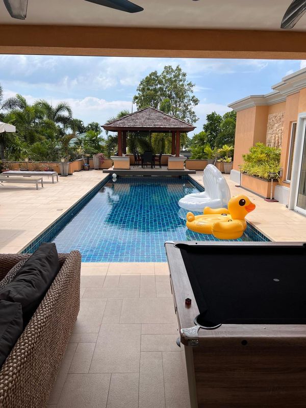 Pattaya Luxury 4Br Pool Villa-BBQ, Karaoke & Pool Table for Families & Group of Travellers