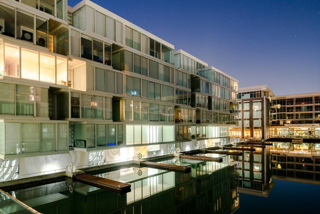 高架橋海港水濱奢華附泳池桑拿與健身房酒店