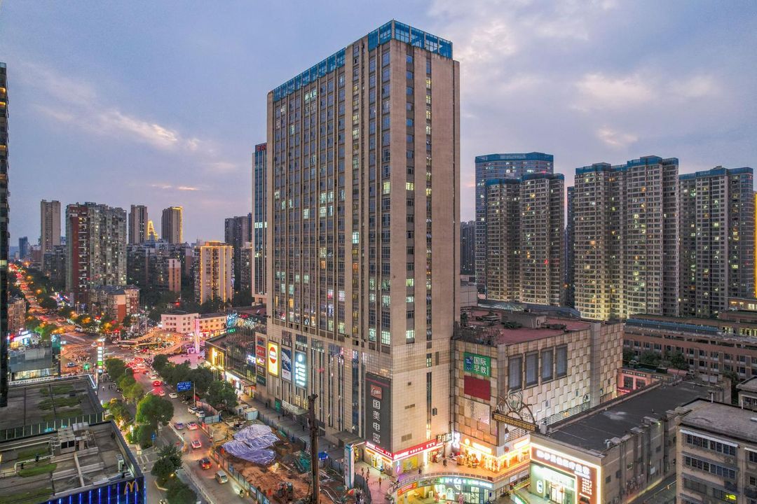 輕舟酒店(銀盆嶺萬達廣場六溝壠地鐵站店)