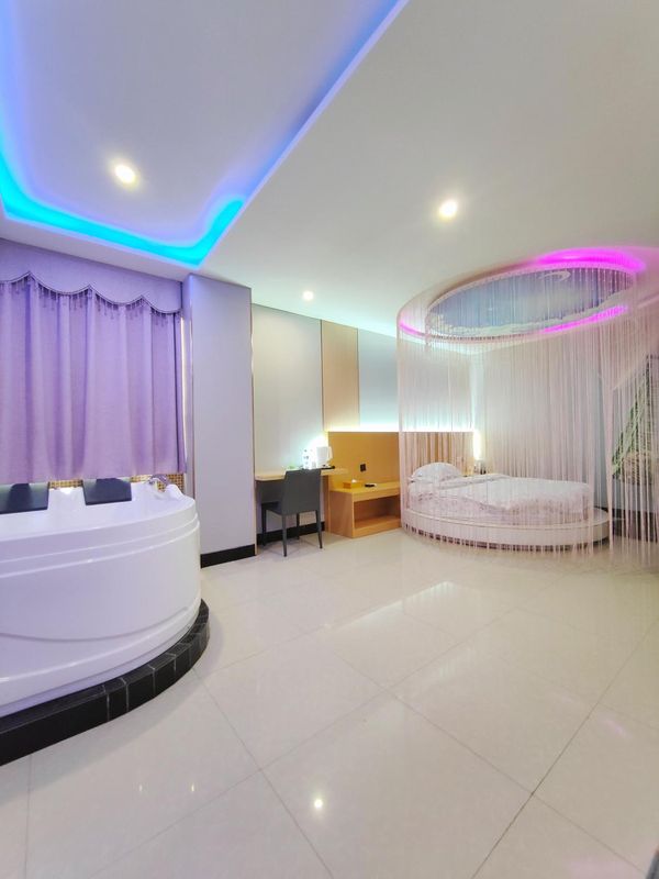 Little Maple Theme Hotel