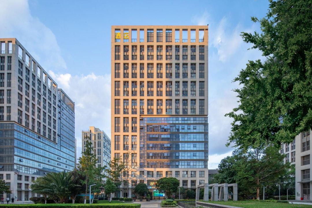 雲之間酒店(昆明斗南地鐵站東盟森林店)