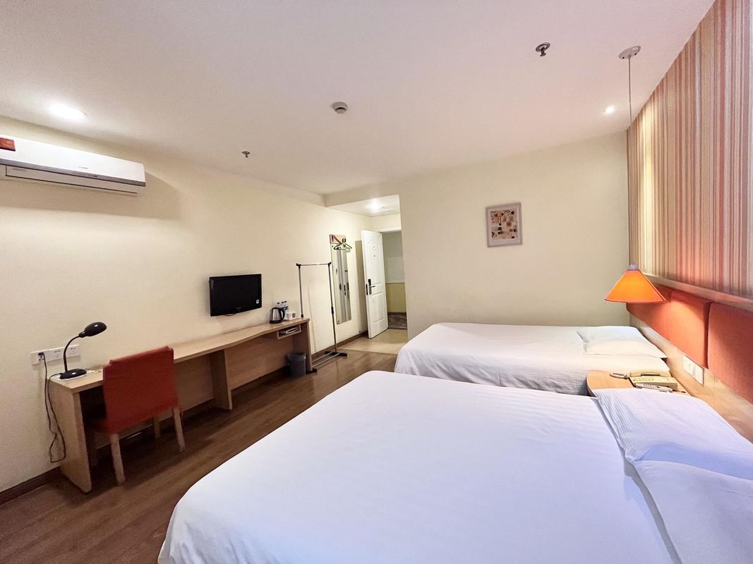 Home Inn (Shanghai Jiading Passenger Transport Center Subway West Station)