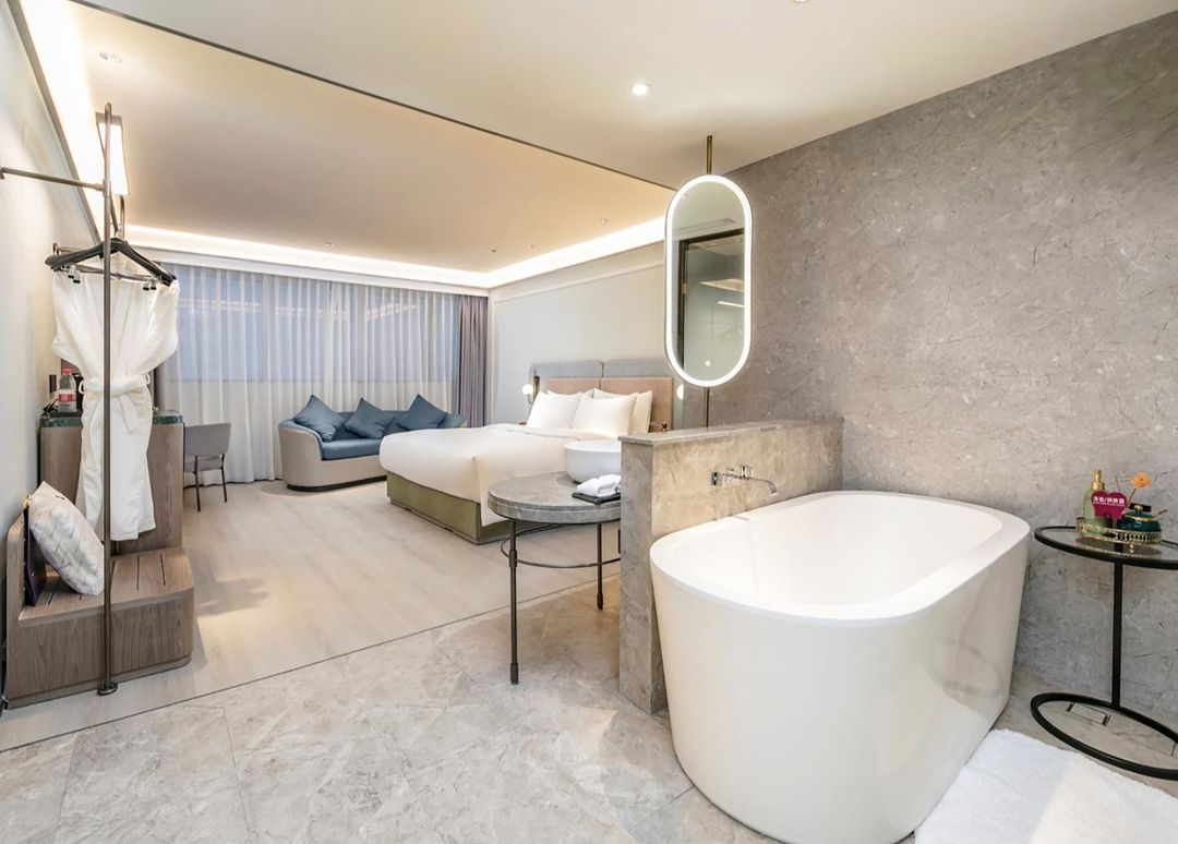 Three poles and one dream - Impression Hotel