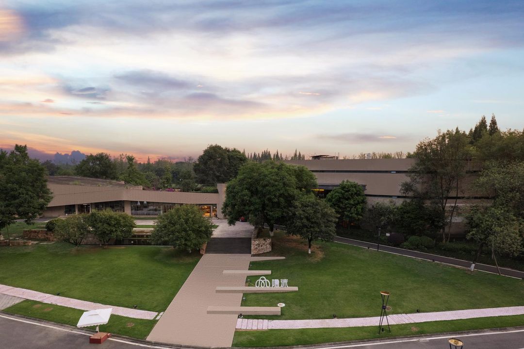 Emmersing Qingcheng Hotel