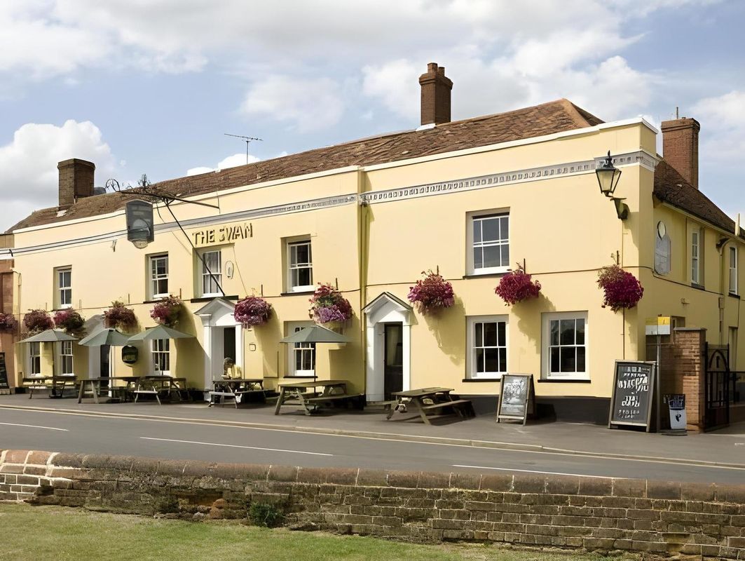 薩克斯泰德天鵝酒店 - 格林國王旅館