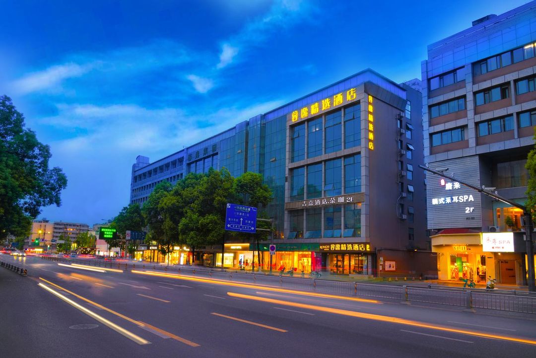 RongYi Hotel (Chengdu Kuanzhai Alley Xiyuhan Road East Subway Station)