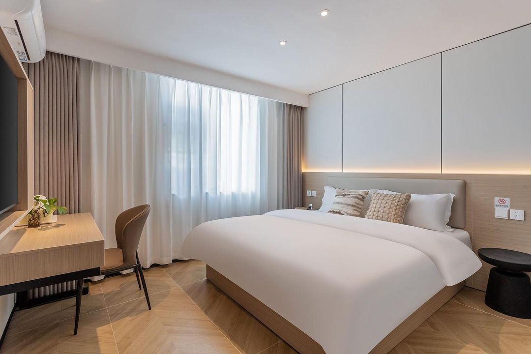 Jiajing Hotel (Kunming Cuihu Park)