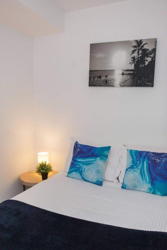 配有陽臺,游泳池和健身房的美麗2臥室公寓