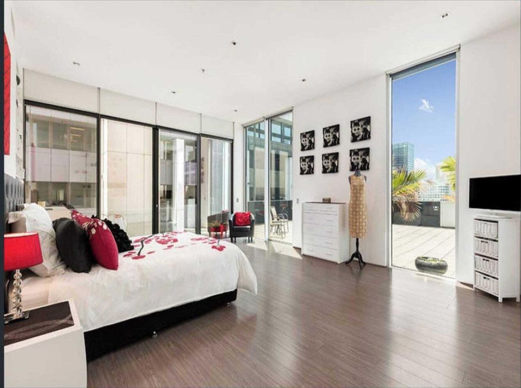 擁有停車場,游泳池和健身房的完美四臥頂樓