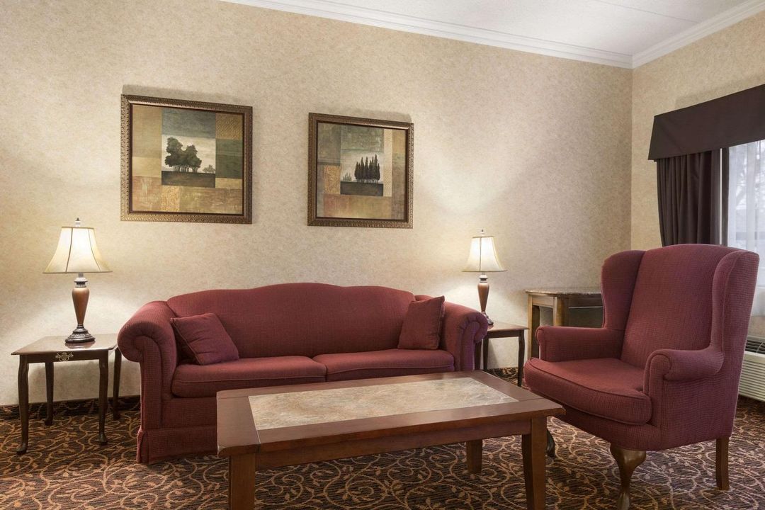 Days Inn by Wyndham Toronto East Lakeview