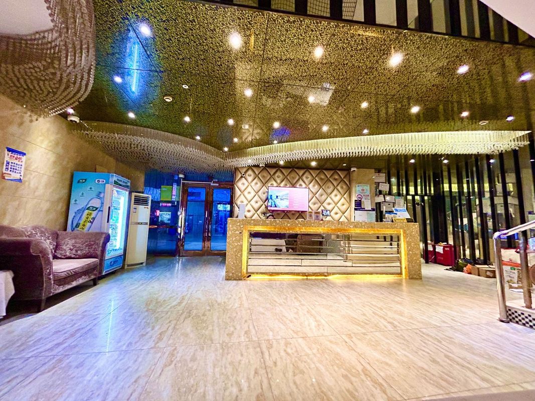 Burton Hotel (Shanghai Songjiang Jiuting Subway Station Branch)