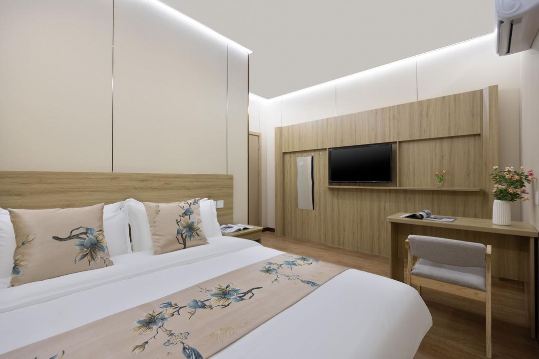 Luming Apartment (Huabei Group Subway Station)