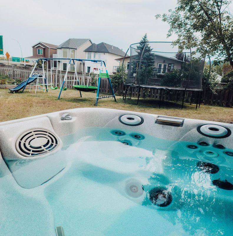 含Httb遊樂場燒烤火爐的家庭住宅