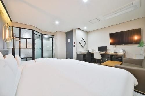 昌原八龍洞舒適酒店