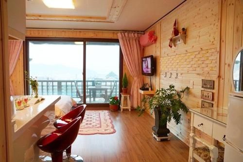 Pension on the Sea Shore in the Bosom Department (Byeonsanbando)