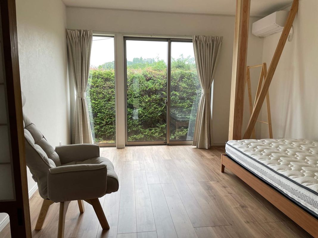 在君津裏山的單層大房子裏住在鄉下,觀光釣魚打高爾夫球