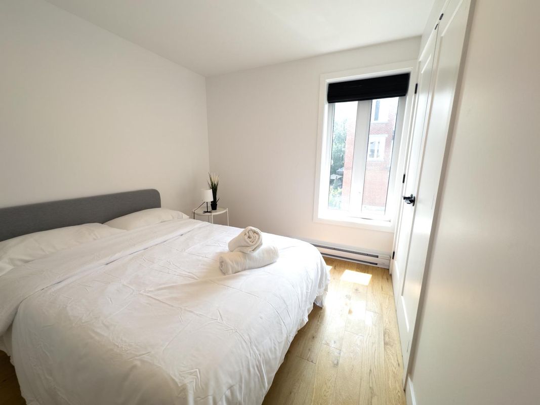 Enchanting 2BR Escape, Only 2 Minutes from Frontenac Metro