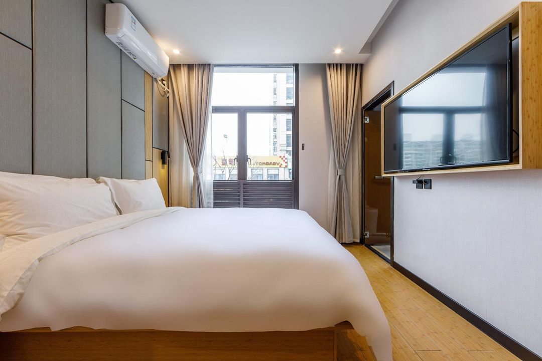 Shanghai Huafeng Hotel (Baolong Plaza Huijin Road Metro Station Branch)