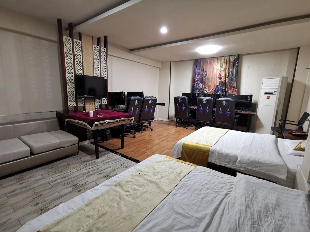 Ezhou Hongxin E-Sports Hotel