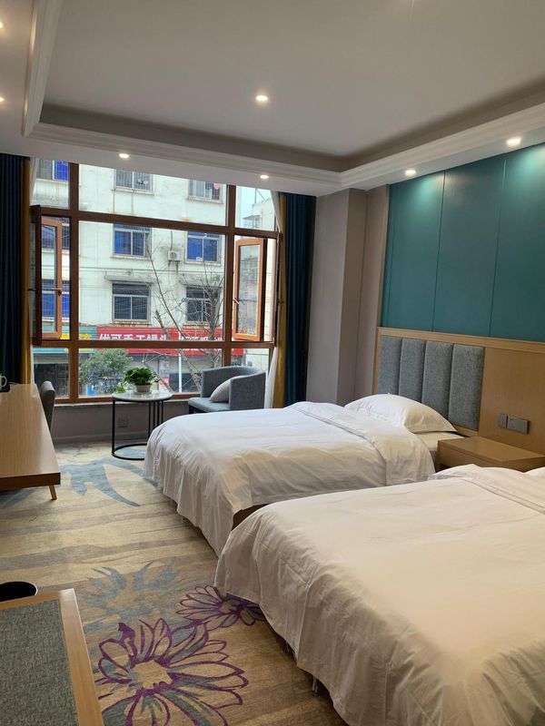 Chengdu Luojia Business Hotel