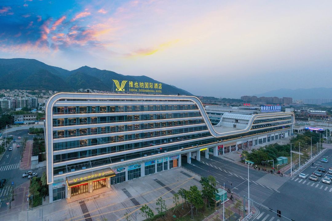 維也納國際酒店(肇慶七星巖星湖景區店)