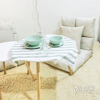 上海老弄堂天窗小白屋普通公寓酒店提供图片