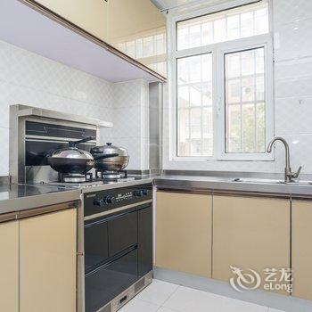 青岛金沙滩啤酒城三室一厅家庭套房公寓酒店提供图片