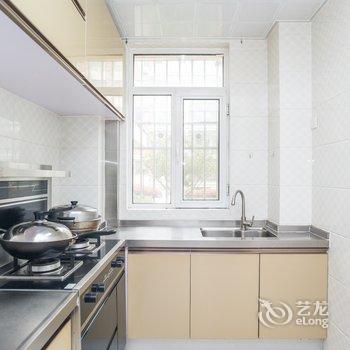 青岛金沙滩啤酒城三室一厅家庭套房公寓酒店提供图片