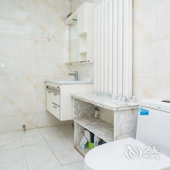 青岛金沙滩啤酒城三室一厅家庭套房公寓酒店提供图片