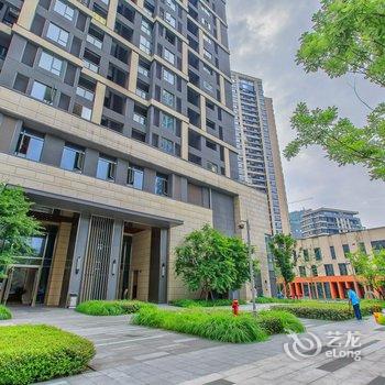 重庆翠湖小家—网红轻轨旁边江景房邻江看湖公寓(重庆天地分店)酒店提供图片