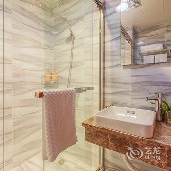 重庆翠湖小家—网红轻轨旁边江景房邻江看湖公寓(重庆天地分店)酒店提供图片