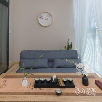 重庆夏朝霞公寓(芋荷村分店)酒店提供图片