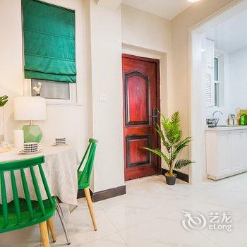 上海Locals路客·上海长宁A04舍公寓(曹家渡圣弥额尔天神堂分店)酒店提供图片