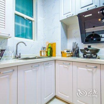 上海Locals路客·上海长宁A04舍公寓(曹家渡圣弥额尔天神堂分店)酒店提供图片