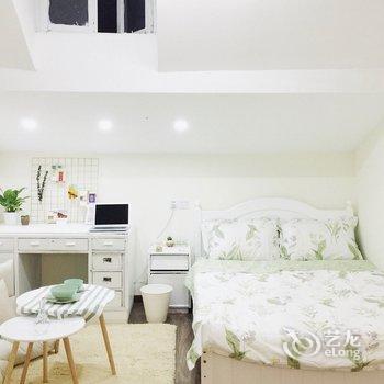 上海老弄堂天窗小白屋普通公寓酒店提供图片