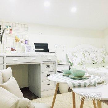 上海老弄堂天窗小白屋普通公寓酒店提供图片