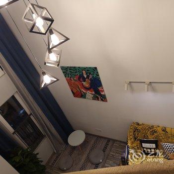 重庆夜漠公寓(8号店)酒店提供图片