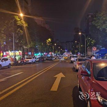 重庆夜漠公寓(8号店)酒店提供图片