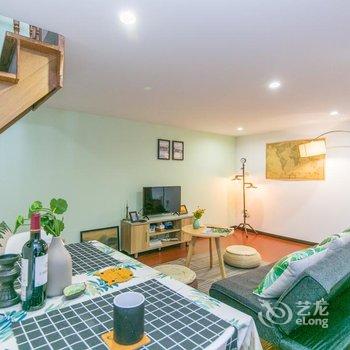 上海外滩边的英式老房带阳台Loft旅行家复式酒店提供图片