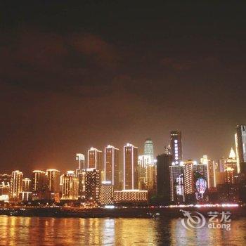 重庆夜景上的重庆公寓酒店提供图片