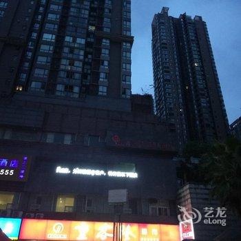 重庆夜景上的重庆公寓酒店提供图片