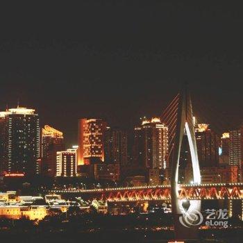 重庆夜景上的重庆公寓酒店提供图片