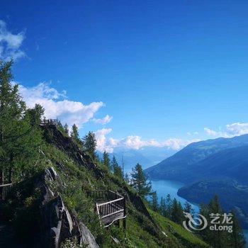 喀纳斯雪松山庄酒店提供图片