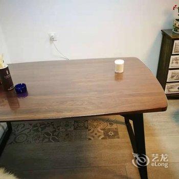 青岛精装新房北欧实木家具公寓酒店提供图片