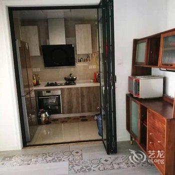 青岛精装新房北欧实木家具公寓酒店提供图片