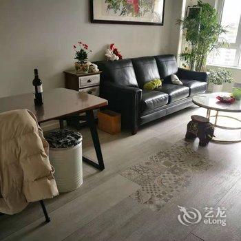 青岛精装新房北欧实木家具公寓酒店提供图片
