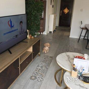 青岛精装新房北欧实木家具公寓酒店提供图片