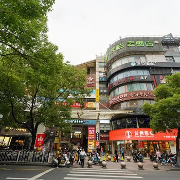 派柏云酒店(上海儿科医院莲花路地铁站店)