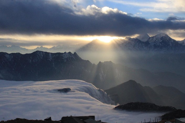 瀘定牛背山彩雲居客棧