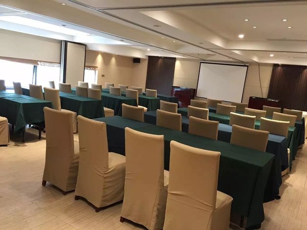 水晶酒店(上海虹桥枢纽国家会展中心店)】地址:上海 嘉定区 曹安公路